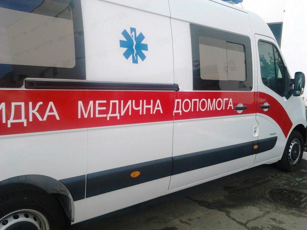 Залишили під дверима сільського голови: на Київщині медики викинули пацієнта зі "швидкої" 