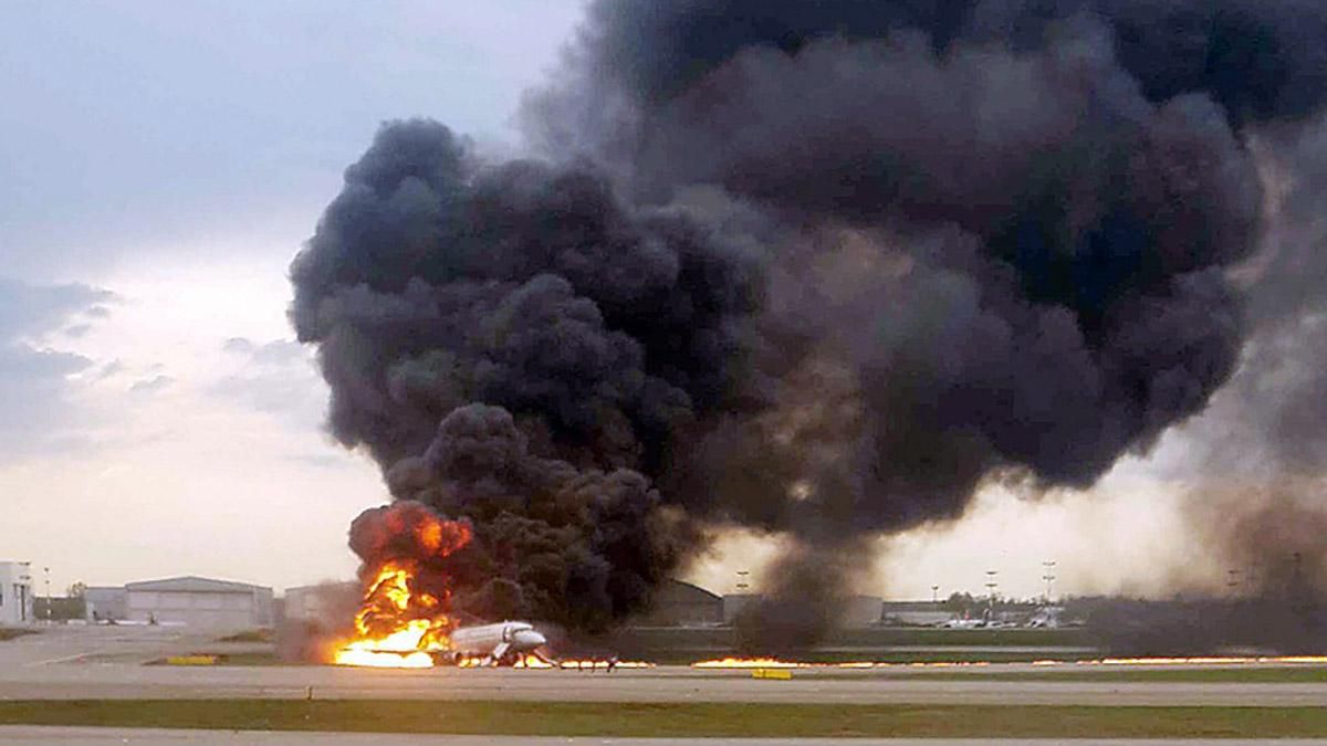 Задохнулись, даже не успев отстегнуть ремни: новые подробности пожара в "Шереметьево" Задохнулись, даже не успев отстегнуть ремни: новые подробности пожара в "Шереметьево"