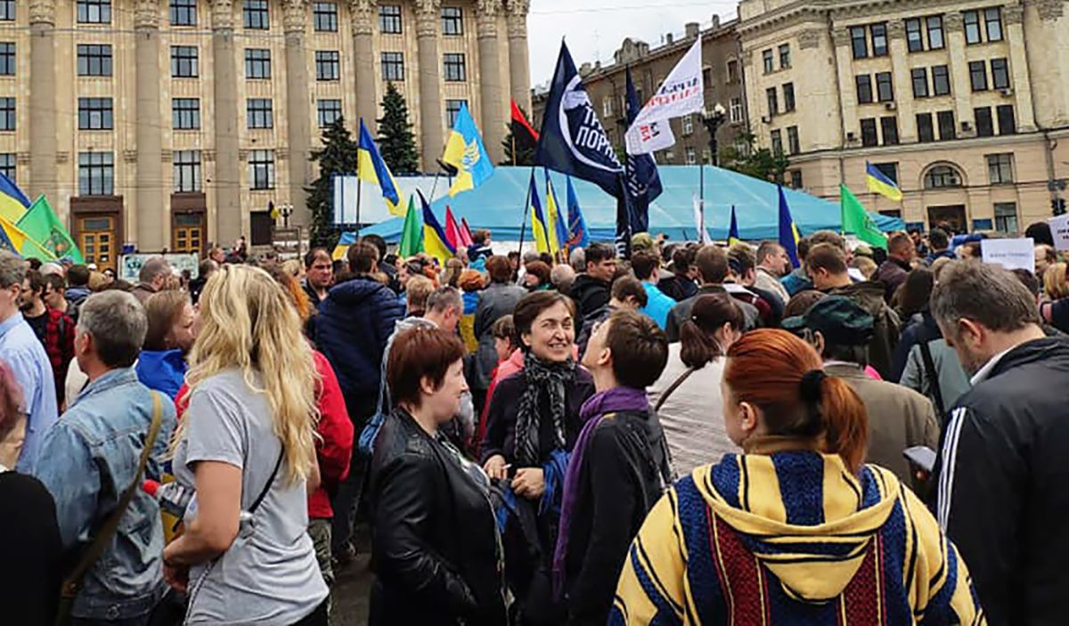 У Харкові вирішили знести намет волонтерів: там влаштували протест У Харкові вирішили знести намет волонтерів: там влаштували протест