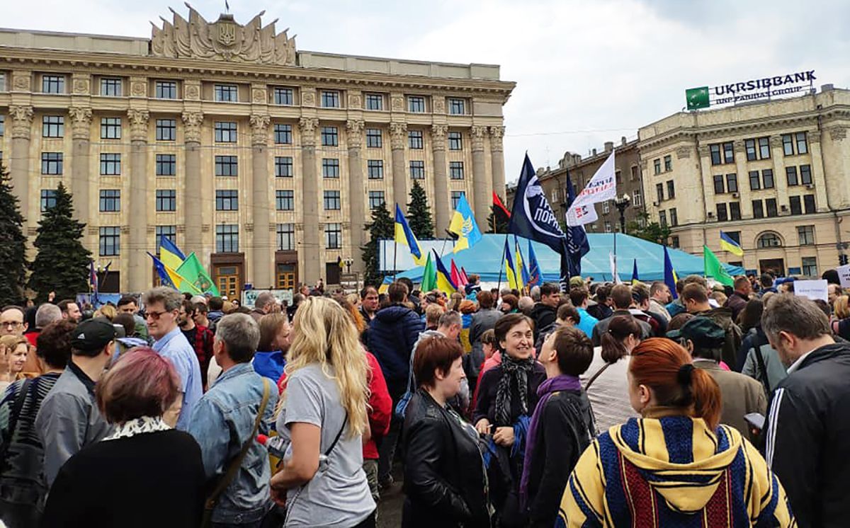 В Харькове решили снести палатку волонтеров: там устроили протест