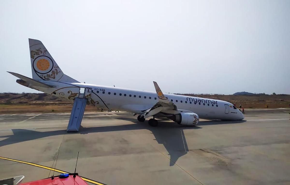 Самолет с пассажирами сел без одних шасси в Мьянме: фото и видео