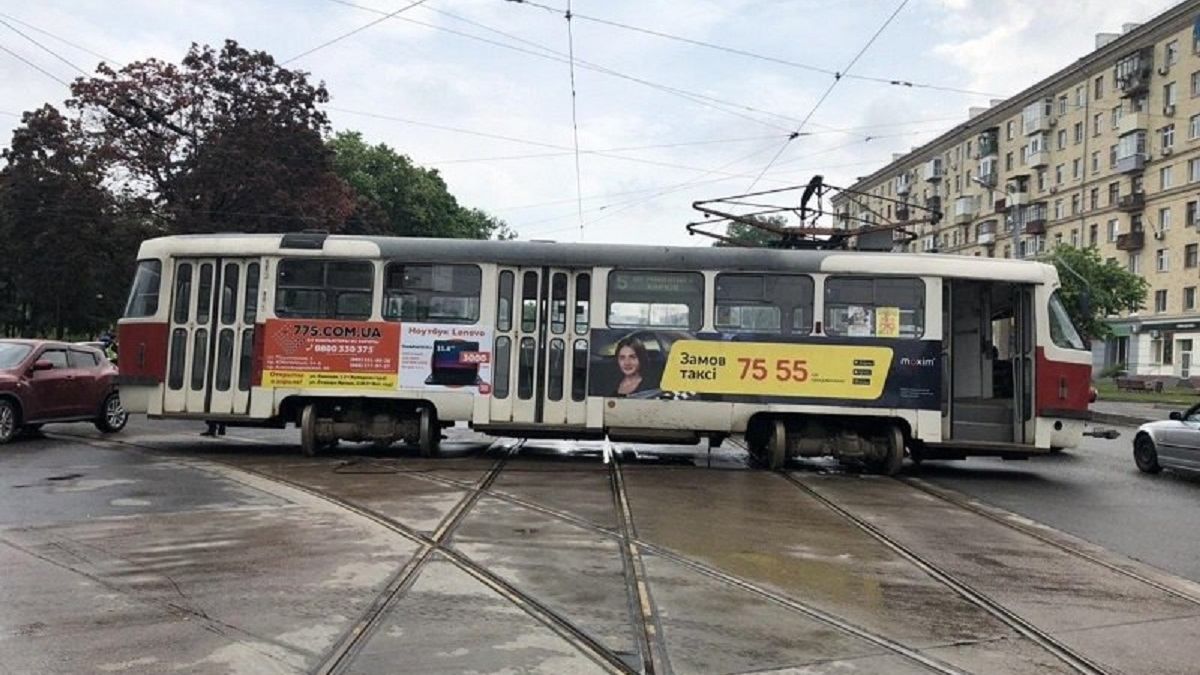 У Харкові трамвай зійшов з рейок і врізався в автівку, постраждали жінка з дитиною