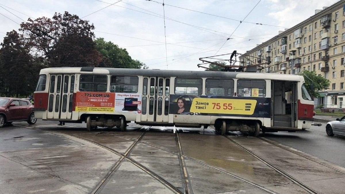 В Харькове трамвай сошел с рельсов и врезался в автомобиль, пострадали женщина с ребенком