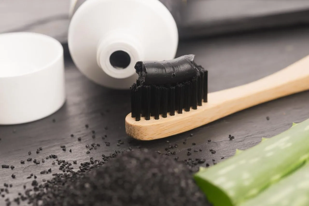 Зубні пасти з чорним вугіллям неефективні при відбілюванні зубів