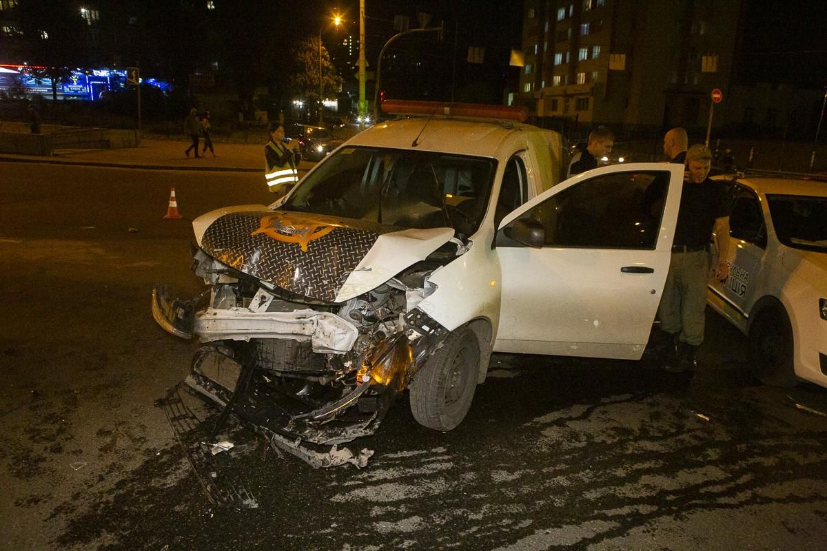 В Києві Mercedes зіткнувся з автомобілем служби охорони: фото, відео