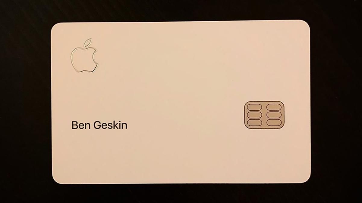 Apple Card "засветилась" на фото Apple Card "засветилась" на фото