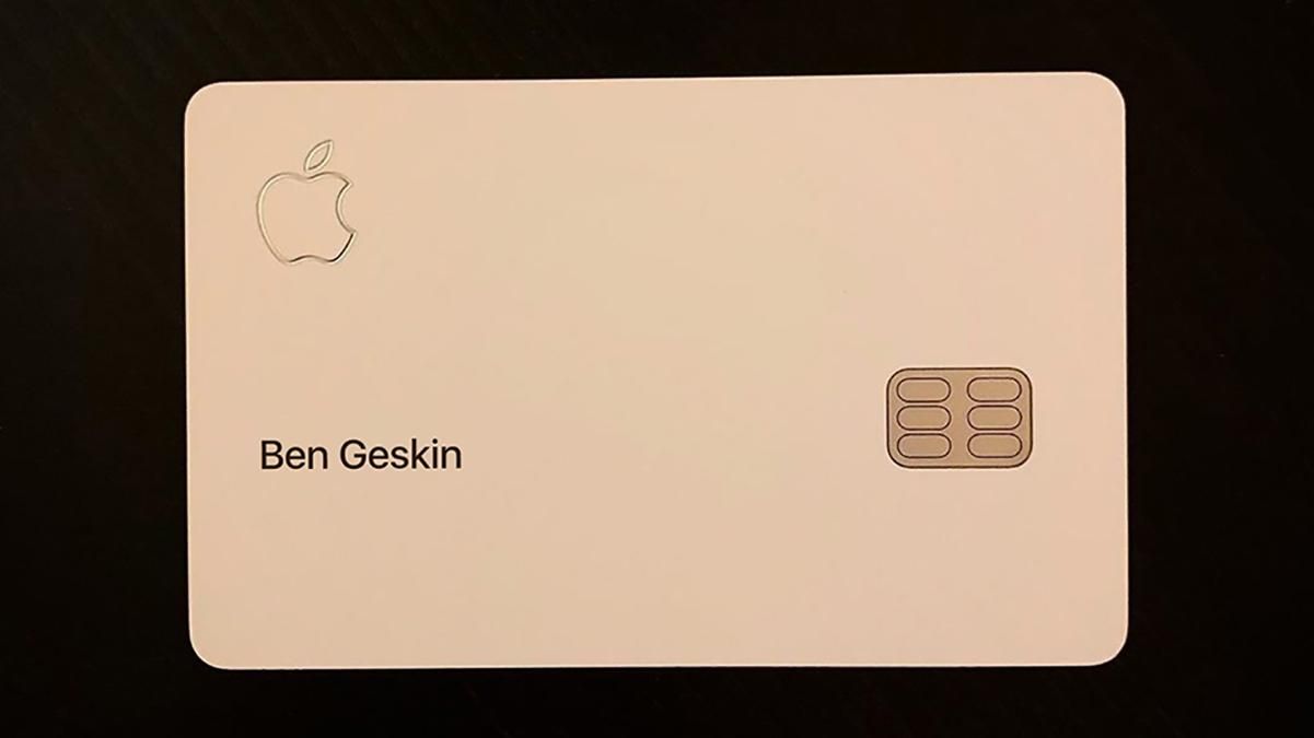 Apple Card "засветилась" на фото