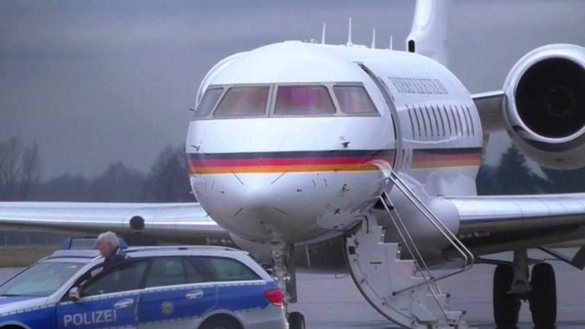 В самолет Ангелы Меркель врезался автомобиль В самолет Ангелы Меркель врезался автомобиль