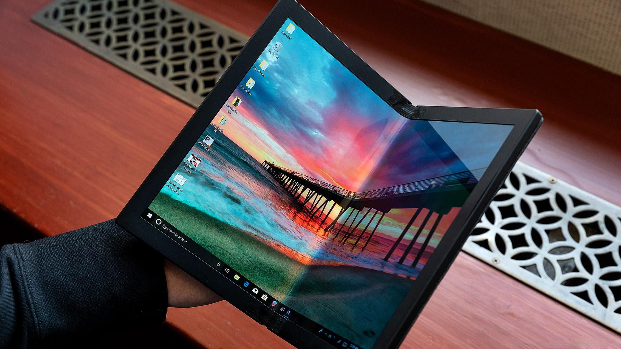 Анонсували перший в світі гнучкий ноутбук – Lenovo ThinkPad X1: фото