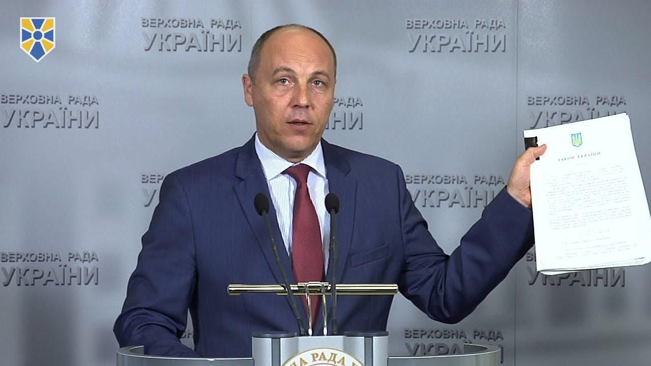 Парубій підписав закон про українську мову як державну Парубій підписав закон про українську мову як державну