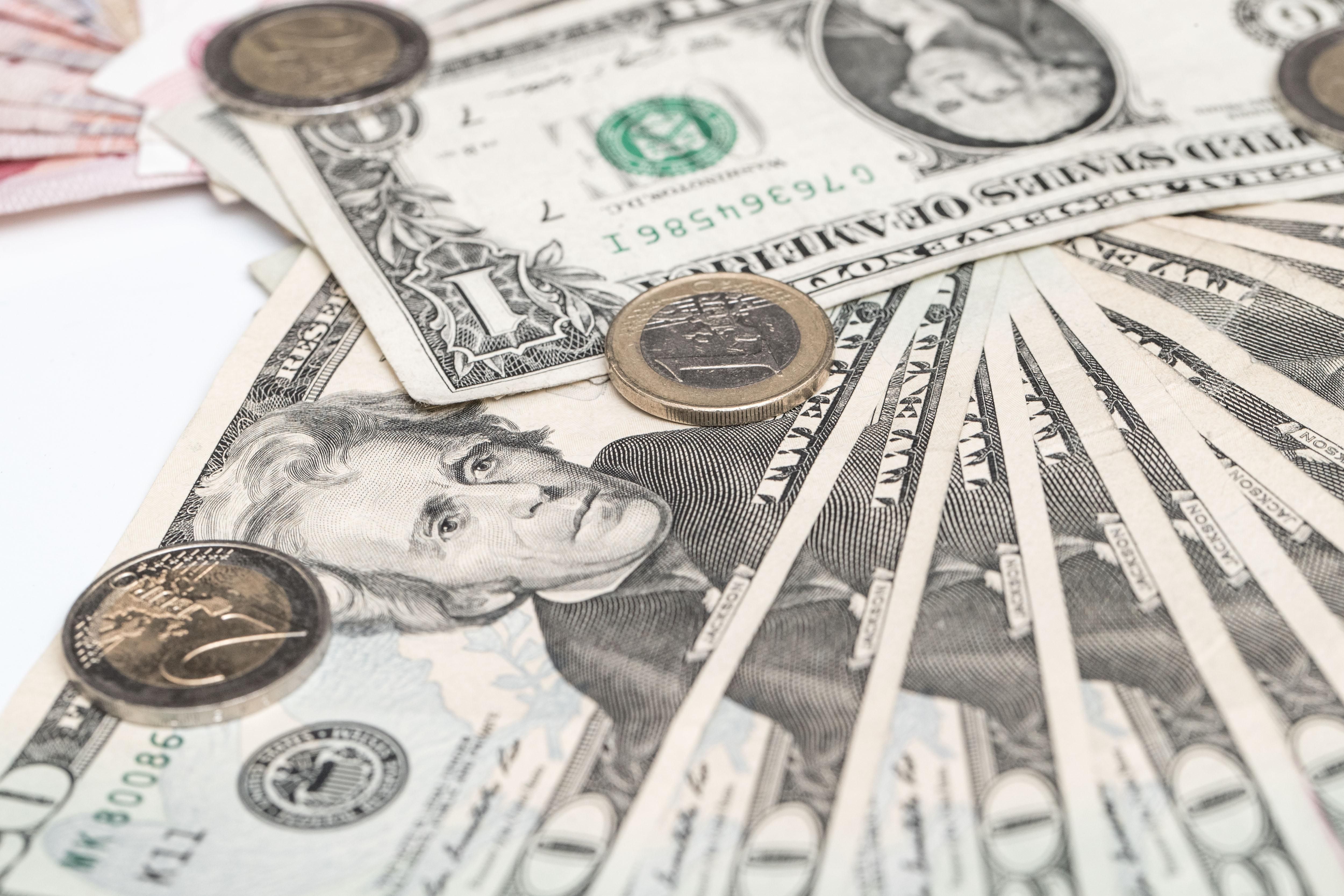 Гройсман обещает среднюю зарплату в 620 долларов в 2021 году Гройсман обещает среднюю зарплату в 620 долларов в 2021 году