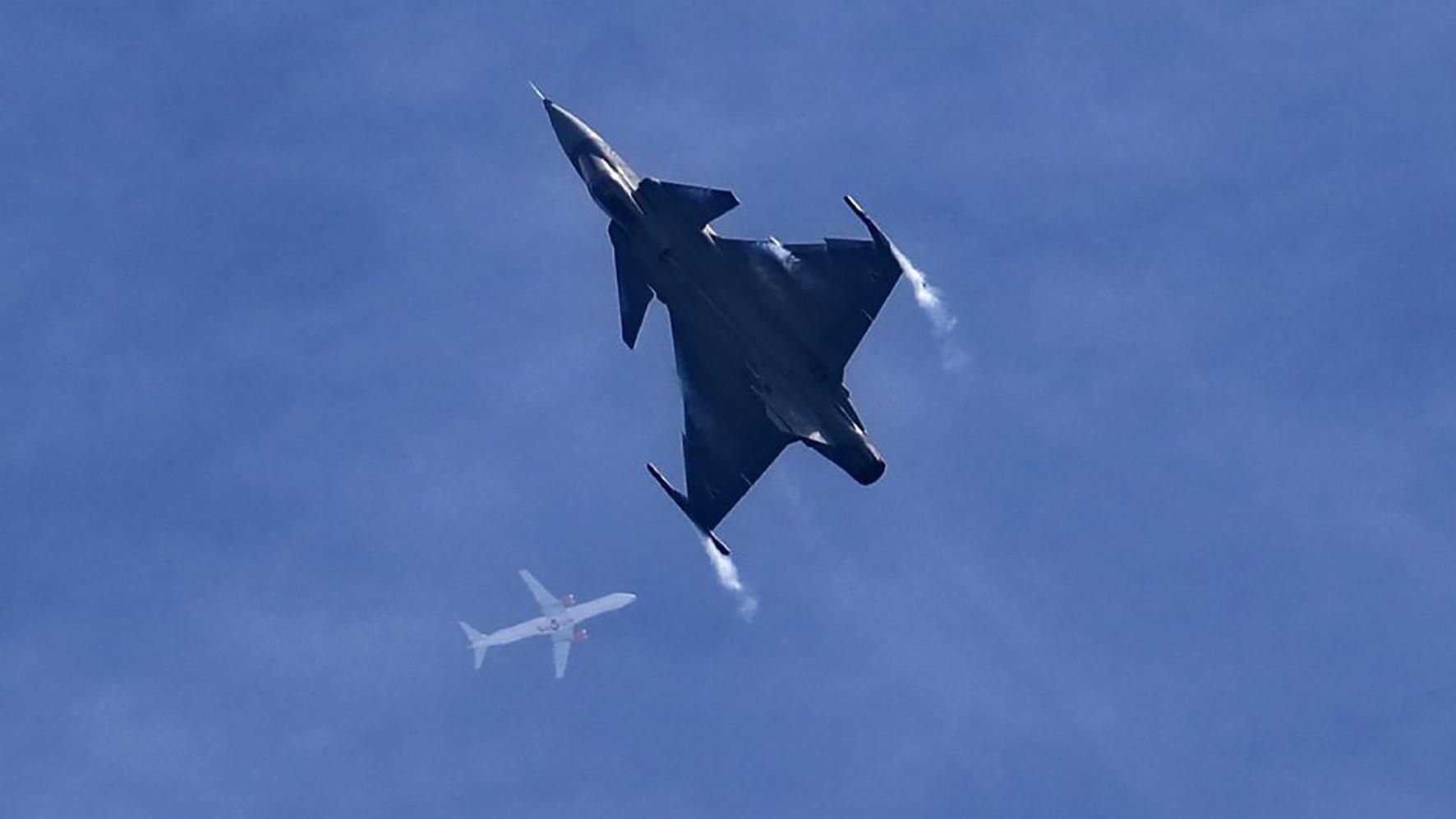 Россия снова провоцирует НАТО: венгерские истребители перехватили два самолета РФ над Балтикой