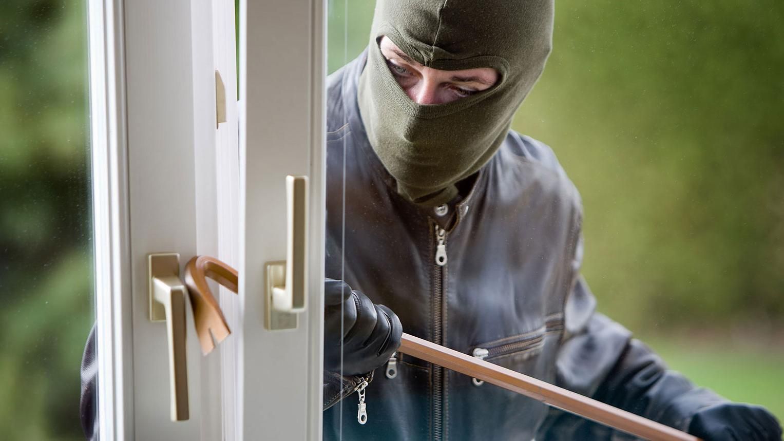 Під Києвом четверо бандитів намагались пограбувати квартиру: фото Під Києвом четверо бандитів намагались пограбувати квартиру: фото