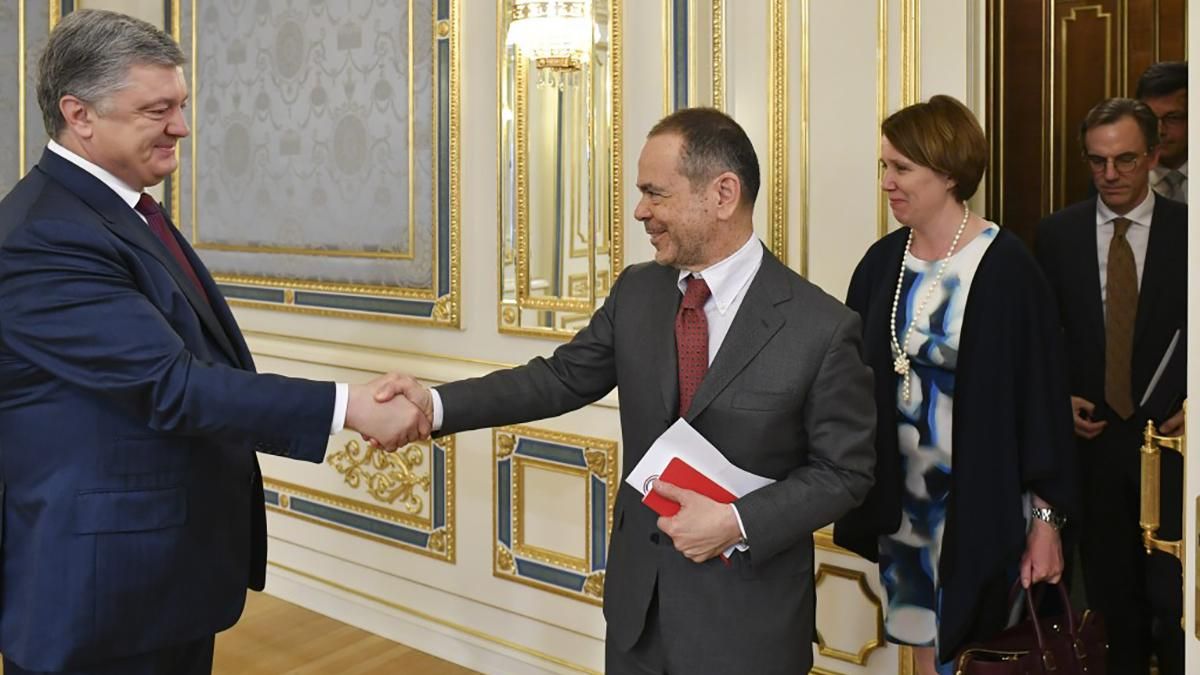 Треба "плавно передати" владу Зеленському: про що говорили посли G7 з Порошенком Треба "плавно передати" владу Зеленському: про що говорили посли G7 з Порошенком