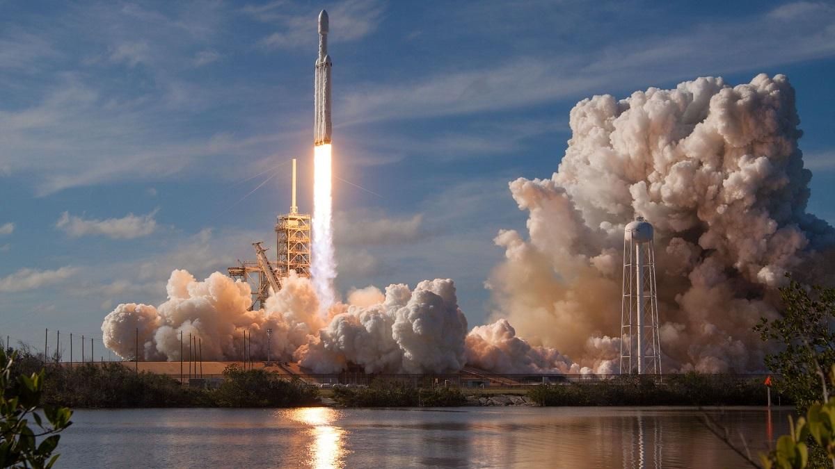 SpaceX запустила ракету Falcon 9 з супутниками Starlink для світового інтернету