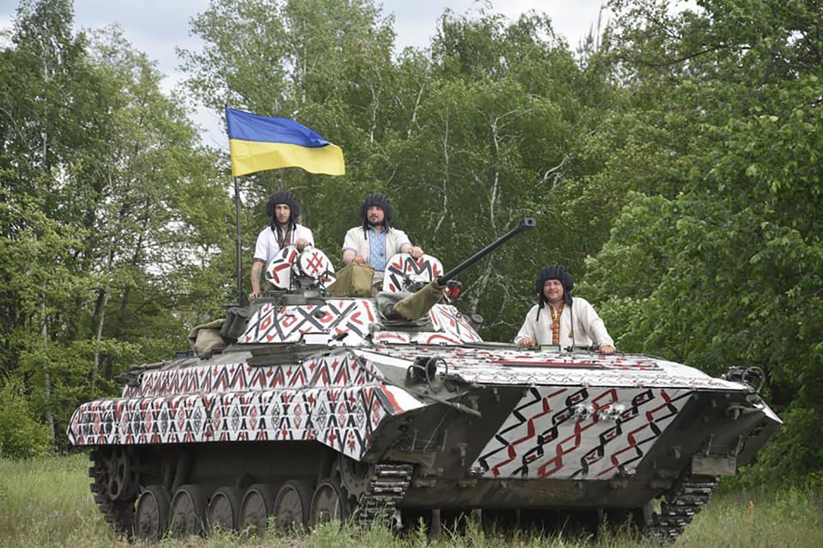 Українські військові вдягнули вишиванки та символічно розфарбували БМП: вражаючі фото та відео