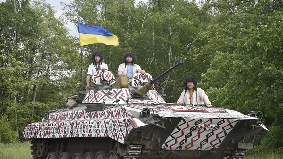 Украинские военные надели вышиванки и символически раскрасили БМП: впечатляющие фото и видео