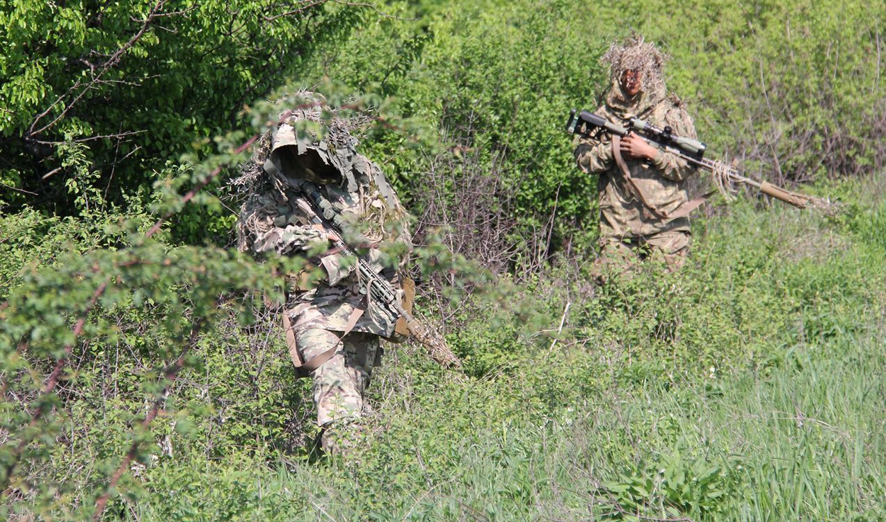 Як українські військові вистежують російських снайперів: ефектне відео