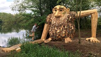 Митець "сховав" у лісах Данії доброзичливих велетнів: потішні фото