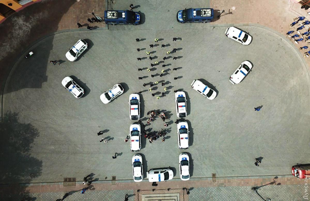 Мережа глузує з еротичного вітання з Днем вишиванки від одеської поліції: фото і відео Мережа глузує з еротичного вітання з Днем вишиванки від одеської поліції: фото і відео