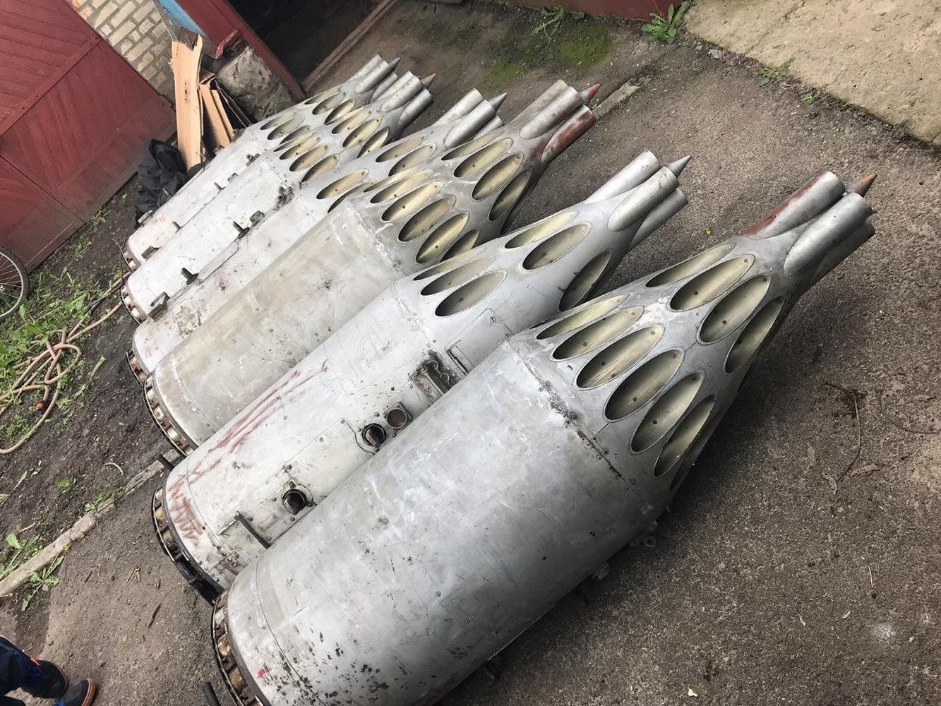 СБУ виявила на Київщині цілий арсенал авіаційного озброєння: фото, відео СБУ виявила на Київщині цілий арсенал авіаційного озброєння: фото, відео