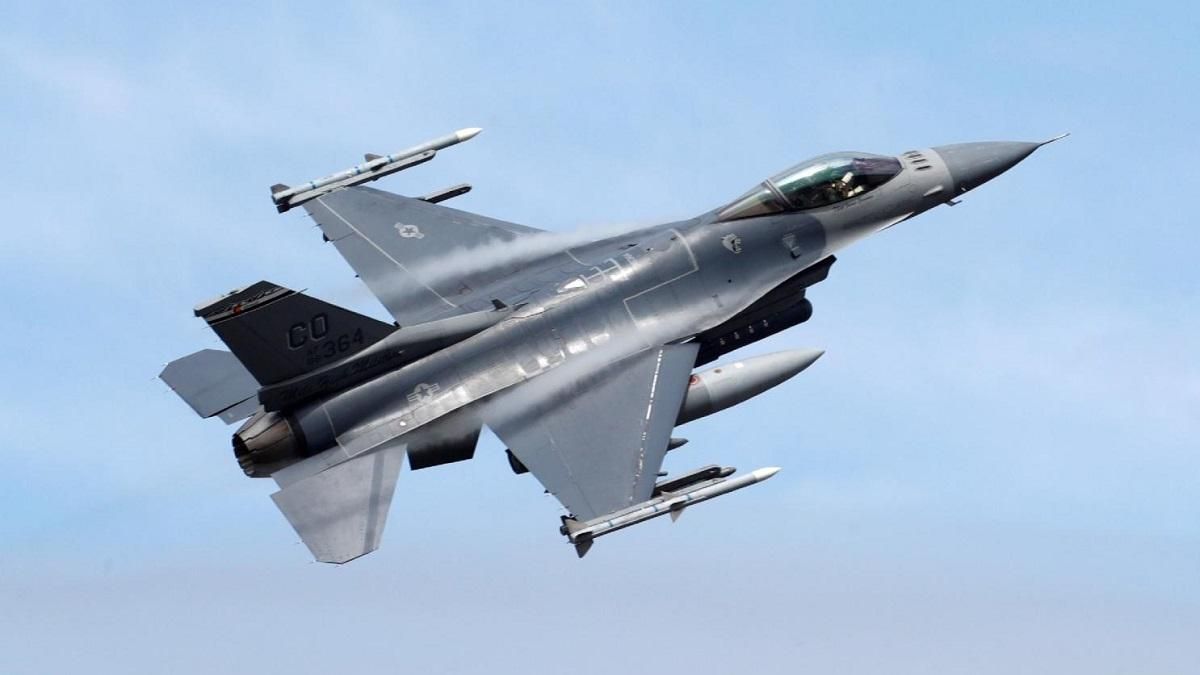 На авиабазе в Калифорнии разбился истребитель F-16