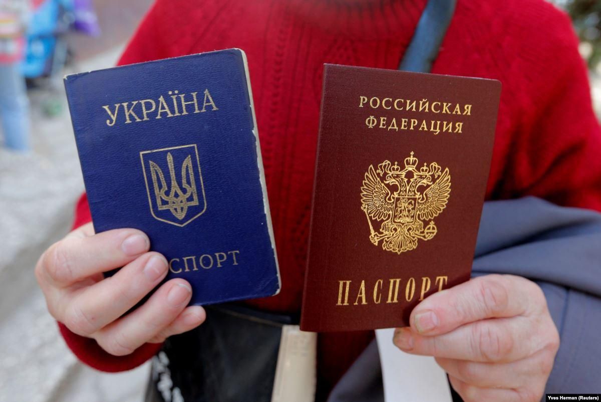 Выдача российских паспортов на Донбассе превратилась в фарс, – Тимчук