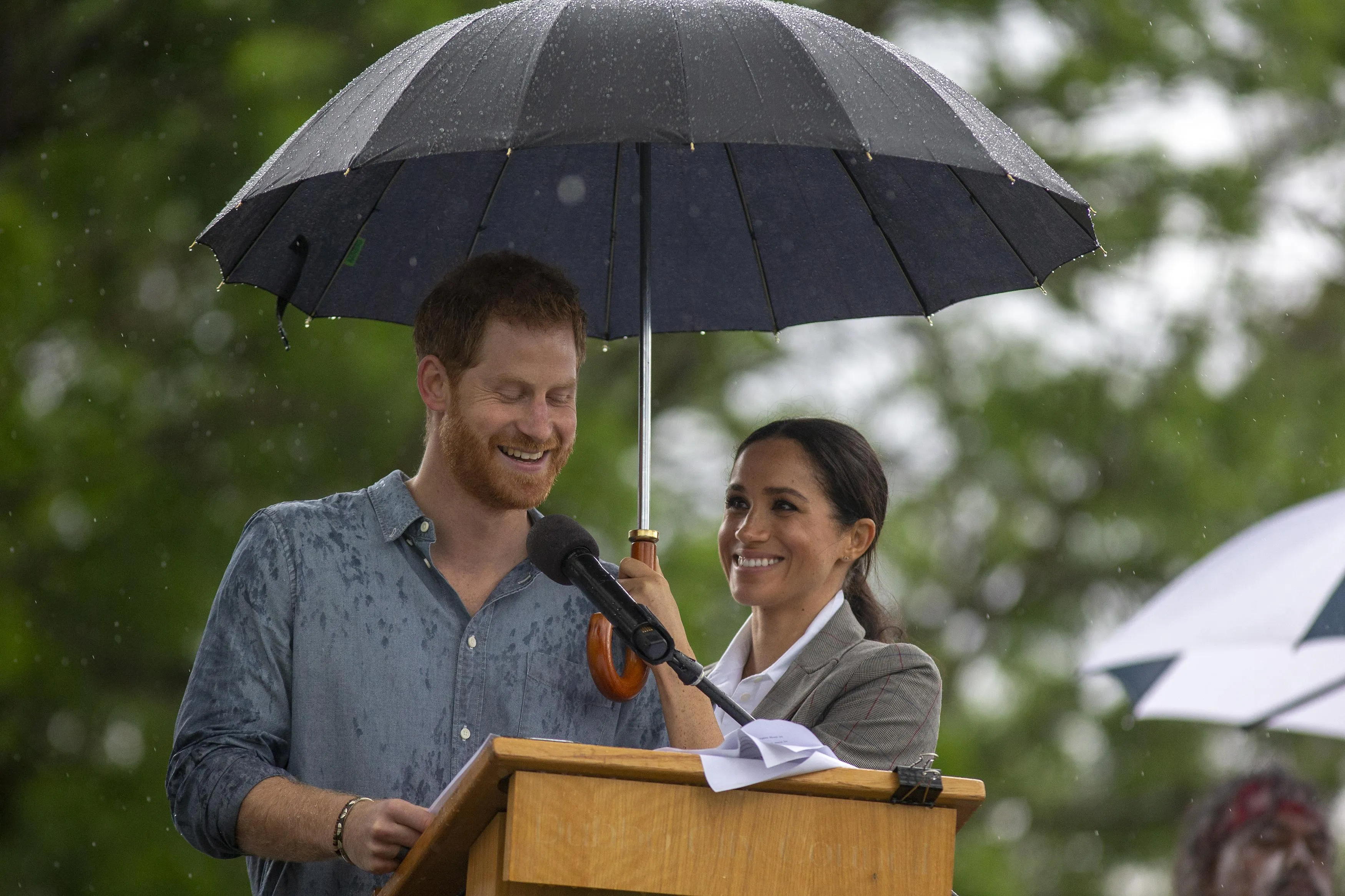 Меган Маркл рятає принца Гаррі від дощу 