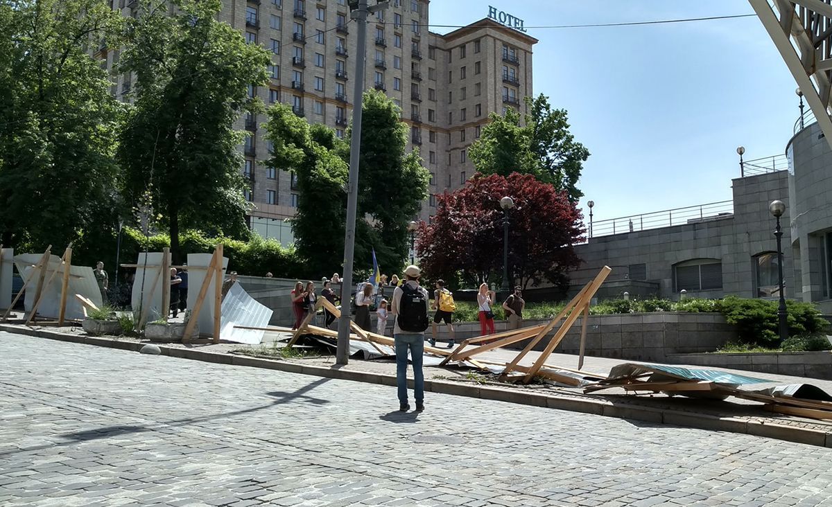 У Києві зруйнували паркан біля Майдану: активісти розповіли про причини