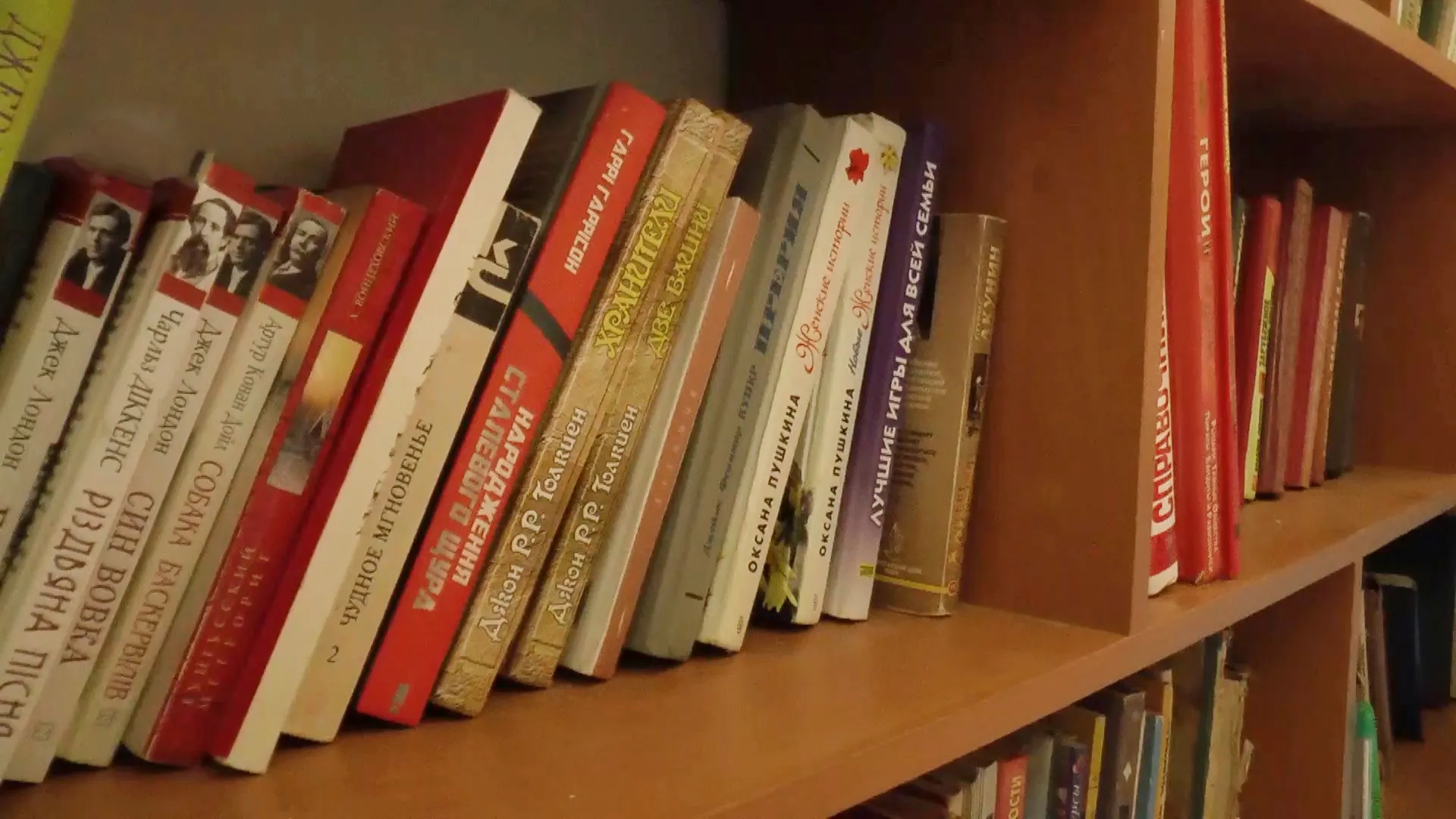 Сумчани зробили бібліотеку у під'їзді Сумчани зробили бібліотеку у під'їзді