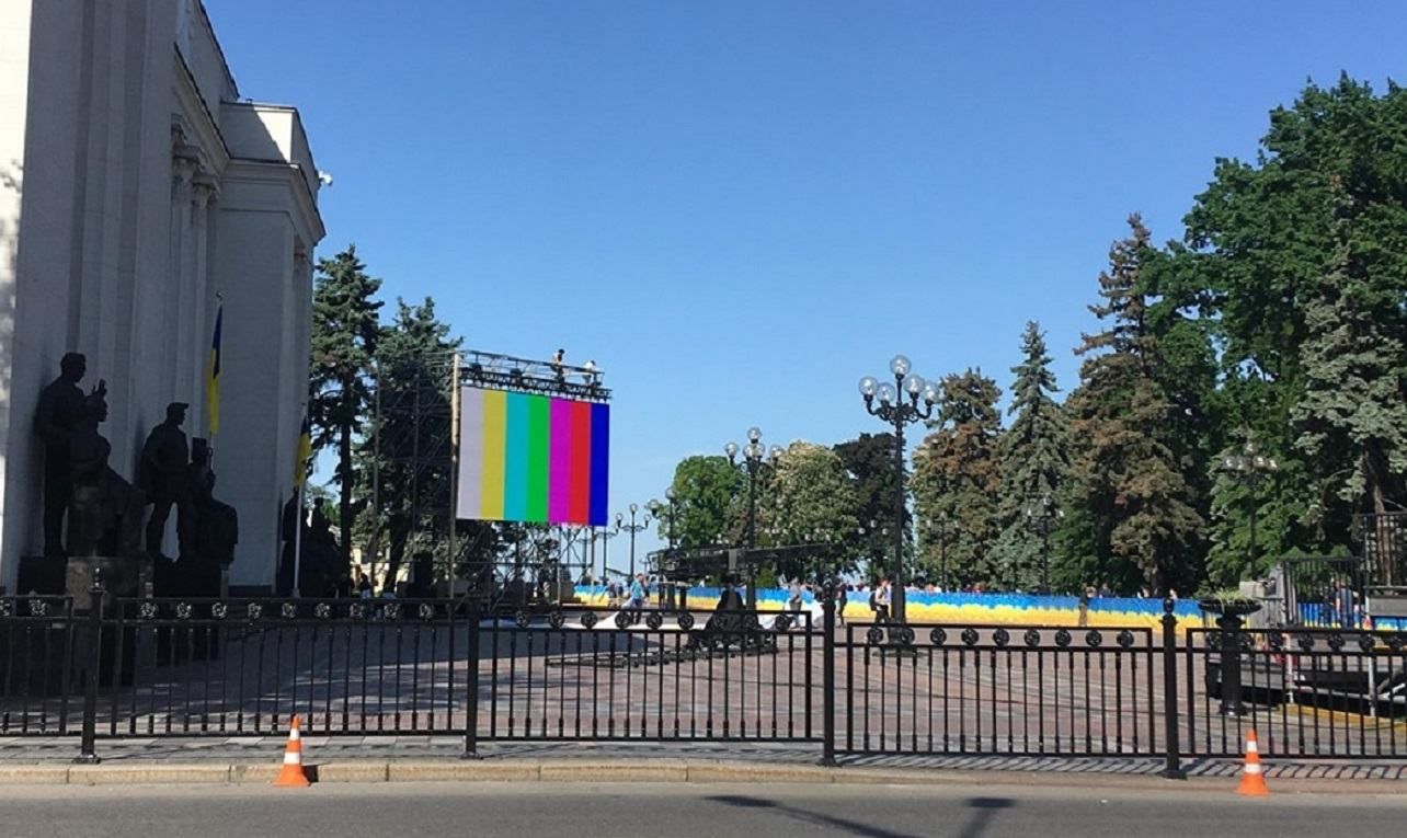 Под Радой продолжается подготовка к инаугурации: на репетицию прибыл Зеленский