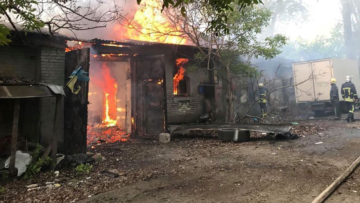 Колишній військовий склад горів у Одесі: фото, відео 