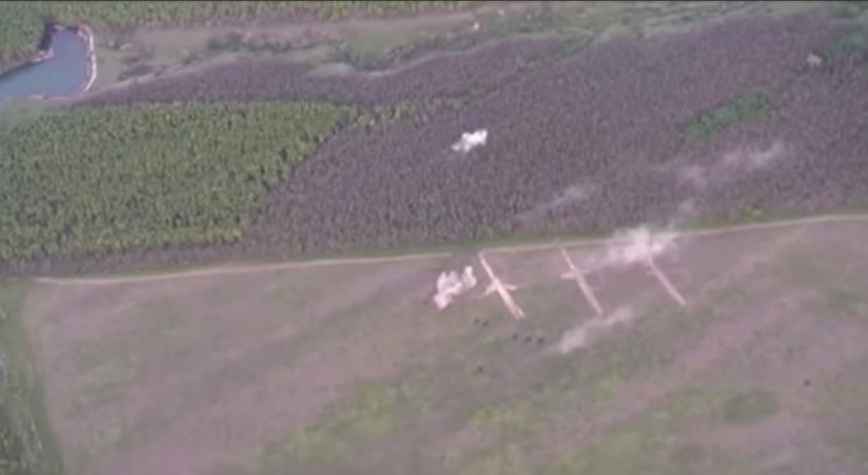 Бійці "Азова" розгромили техніку і позицію бойовиків на Донбасі: потужне відео Бійці "Азова" розгромили техніку і позицію бойовиків на Донбасі: потужне відео