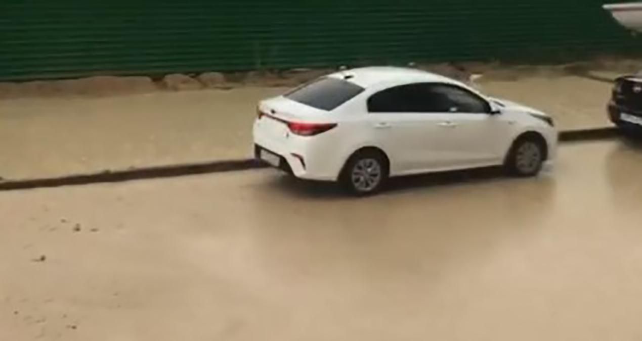 Оккупированную Феодосию накрыл ливень, город плавает в болоте: красноречивые фото Оккупированную Феодосию накрыл ливень, город плавает в болоте: красноречивые фото