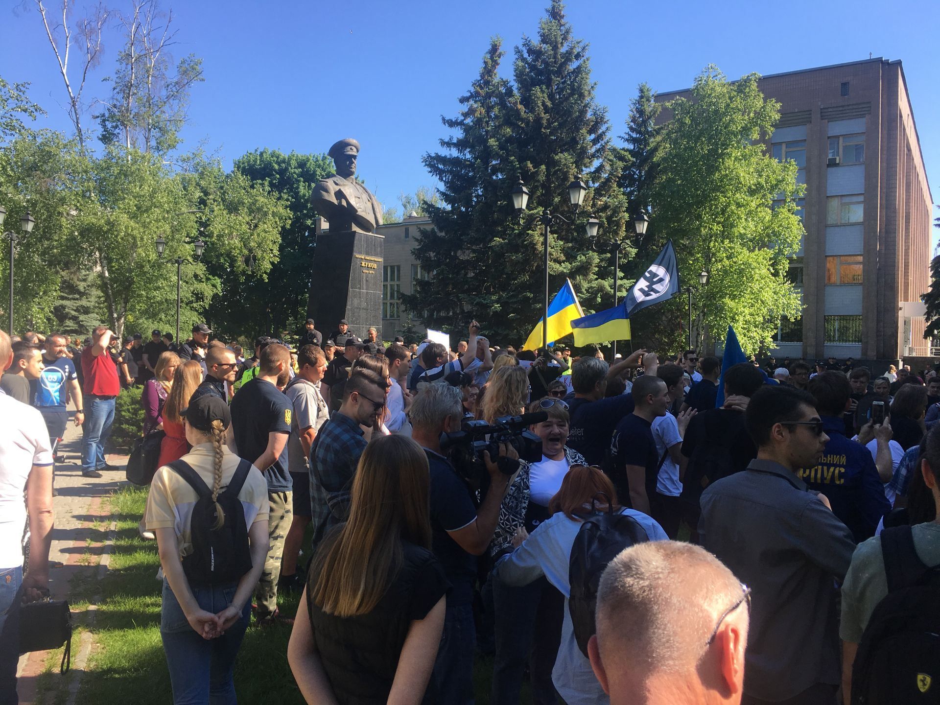 Мітинг проти повернення проспекту імені Жукова у Харкові: сутички активістів Мітинг проти повернення проспекту імені Жукова у Харкові: сутички активістів