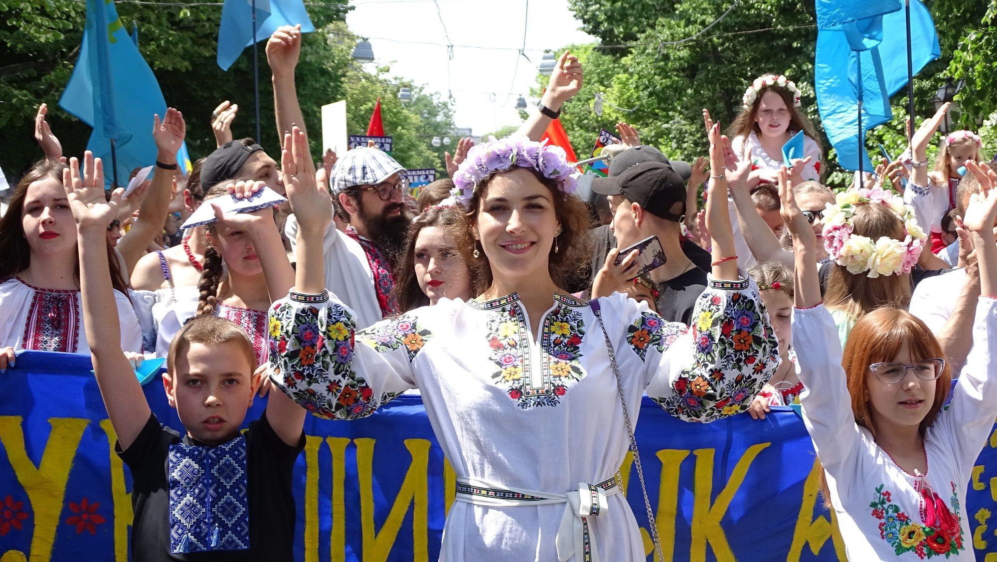 Тысячи украинцев приняли участие в Мегамарше вышиванок в Одессе: впечатляющие фото
