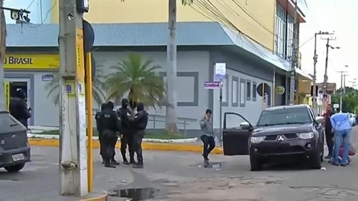 В Бразилии 11 человек погибли в результате стрельбы в баре В Бразилии 11 человек погибли в результате стрельбы в баре