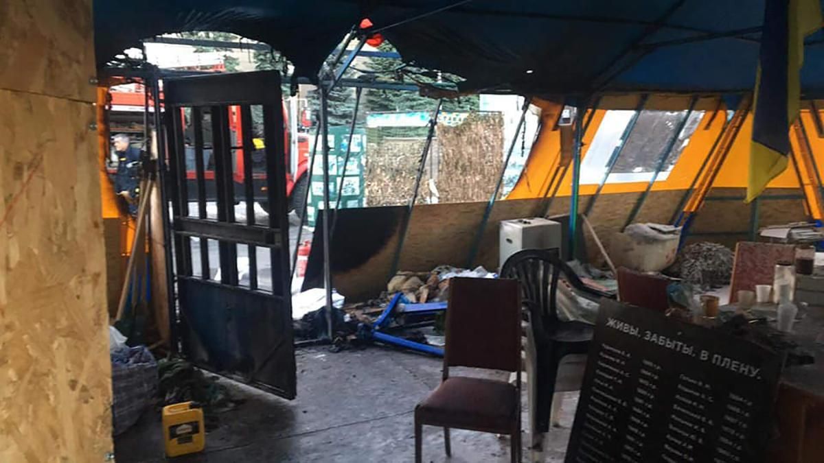 В Харькове подожгли палатку, где собирали помощь военным: фото