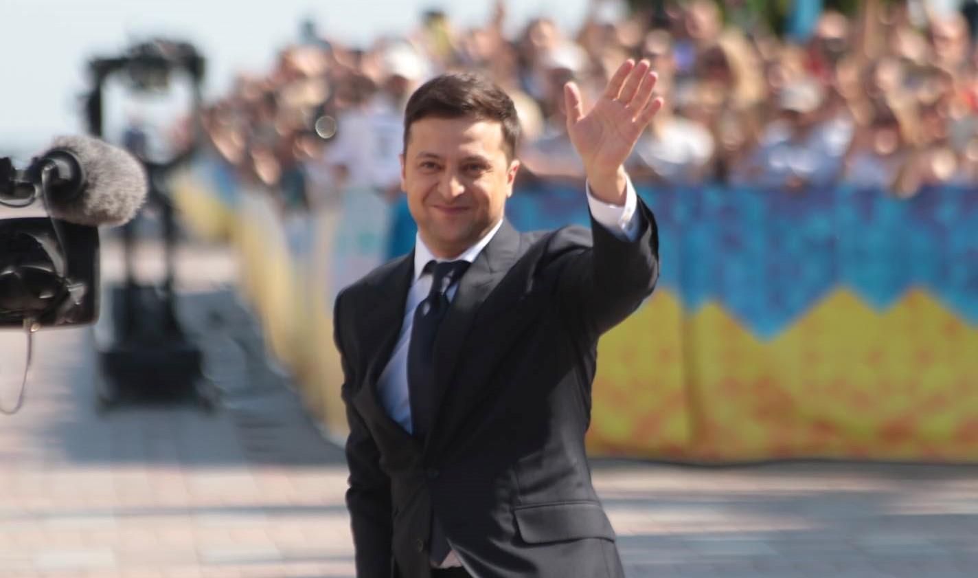 Володимир Зеленський привітався з українцями біля Верховної Ради: емоційні фото Володимир Зеленський привітався з українцями біля Верховної Ради: емоційні фото