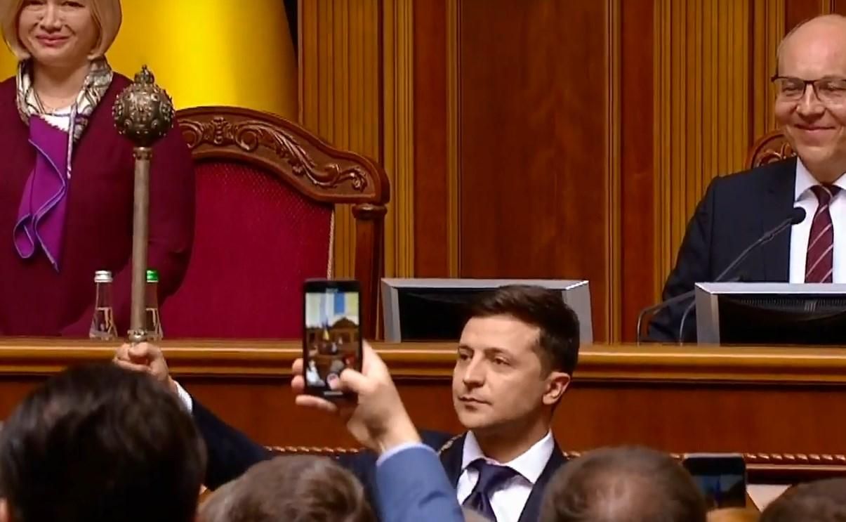 Можете взяти ручку, аркуш та звільнити свої місця, – Зеленський звернувся до уряду Можете взяти ручку, аркуш та звільнити свої місця, – Зеленський звернувся до уряду