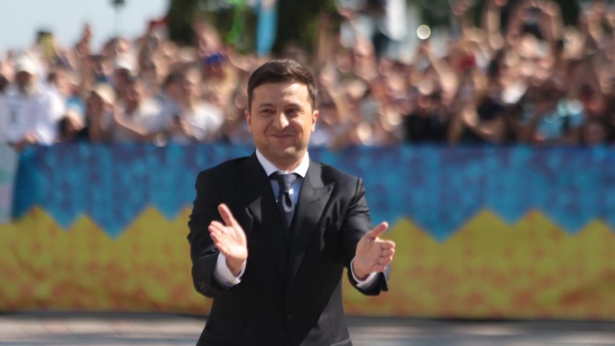 Під час інавгурації впало президентське посвідчення Зеленського: відео Під час інавгурації впало президентське посвідчення Зеленського: відео