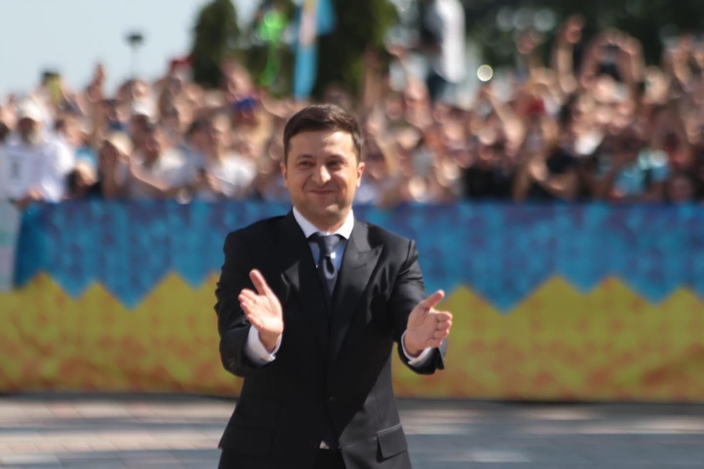 Во время инаугурации упало президентское удостоверение Зеленского: видео Во время инаугурации упало президентское удостоверение Зеленского: видео