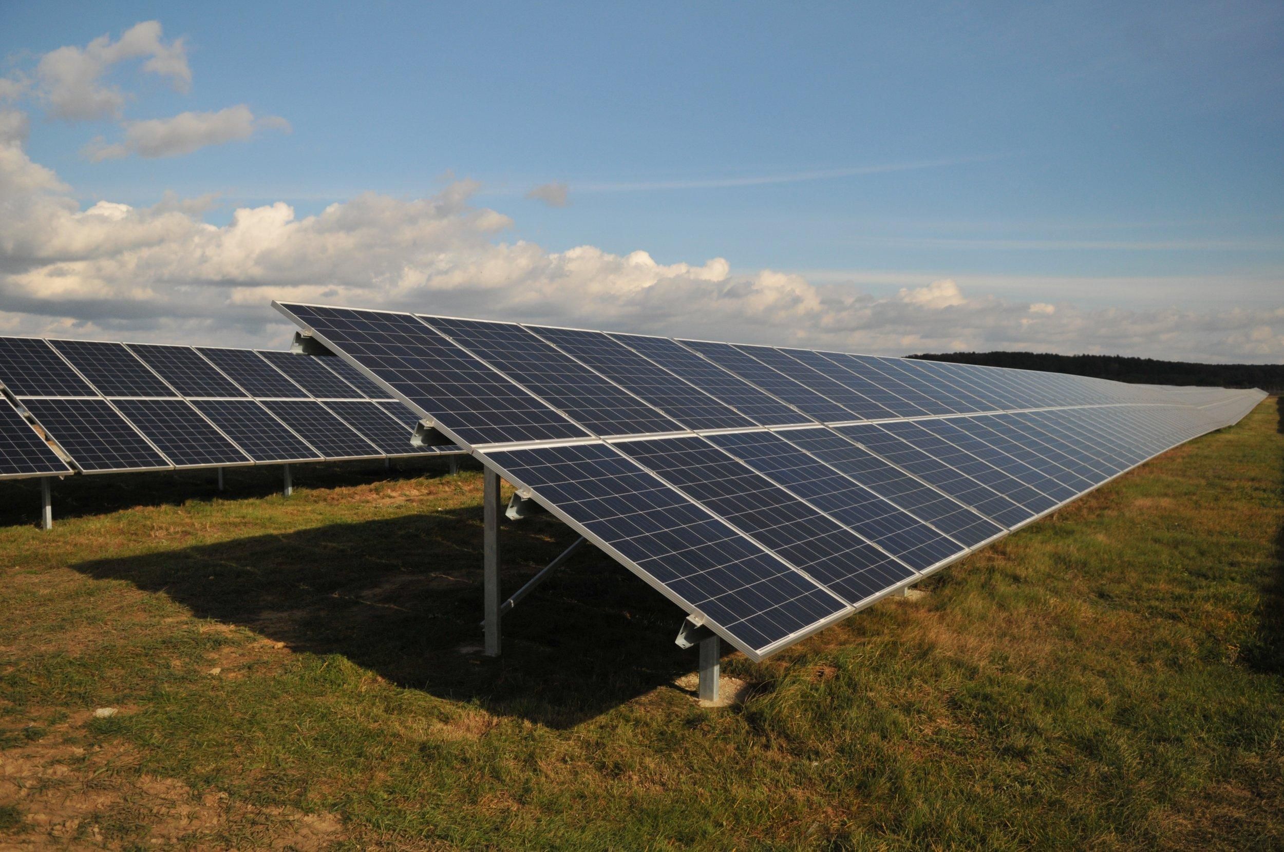 Українцям заборонили встановлювати домашні сонячні електростанції на землі