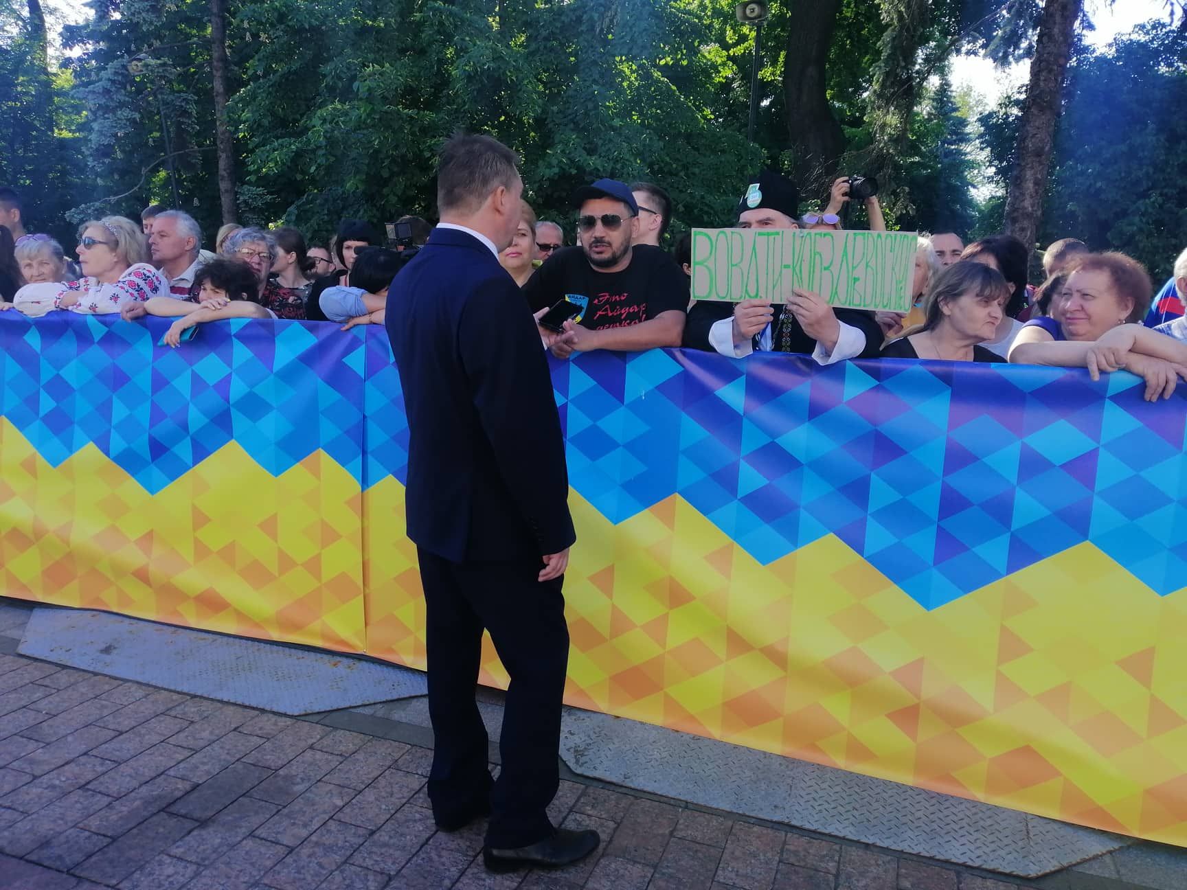 Інавгурація Зеленського: бурхлива реакція людей біля Ради – відео