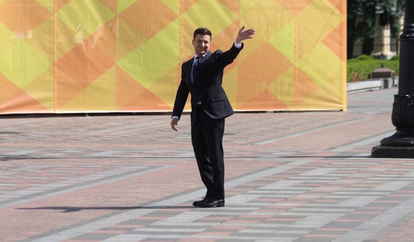 Зеленский пришел на Банковую пешком вместе со сторонниками: фото и видео Зеленский пришел на Банковую пешком вместе со сторонниками: фото и видео