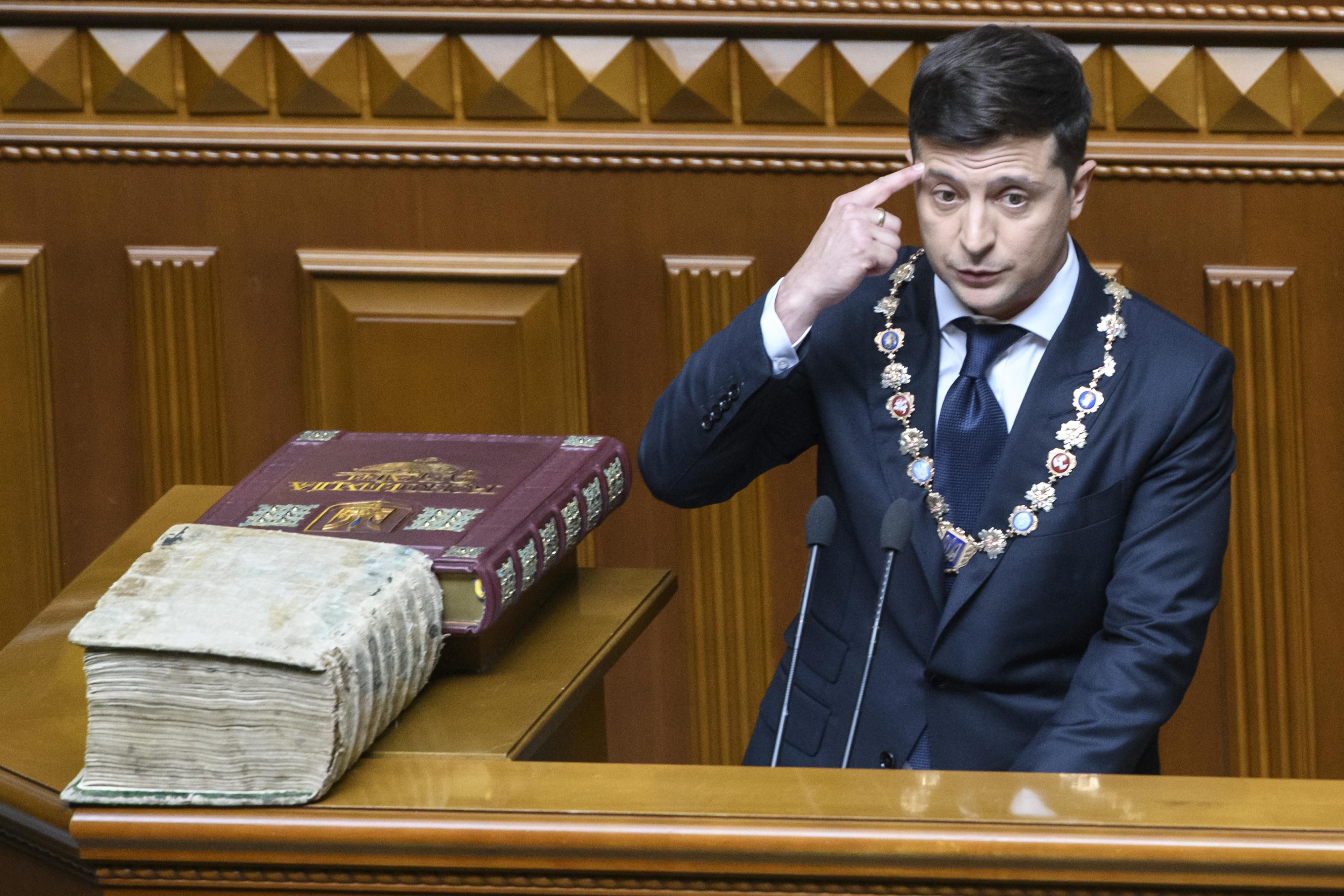 Селфі, поцілунки і дострокові вибори: що західні медіа пишуть про інавгурацію Зеленського Селфі, поцілунки і дострокові вибори: що західні медіа пишуть про інавгурацію Зеленського