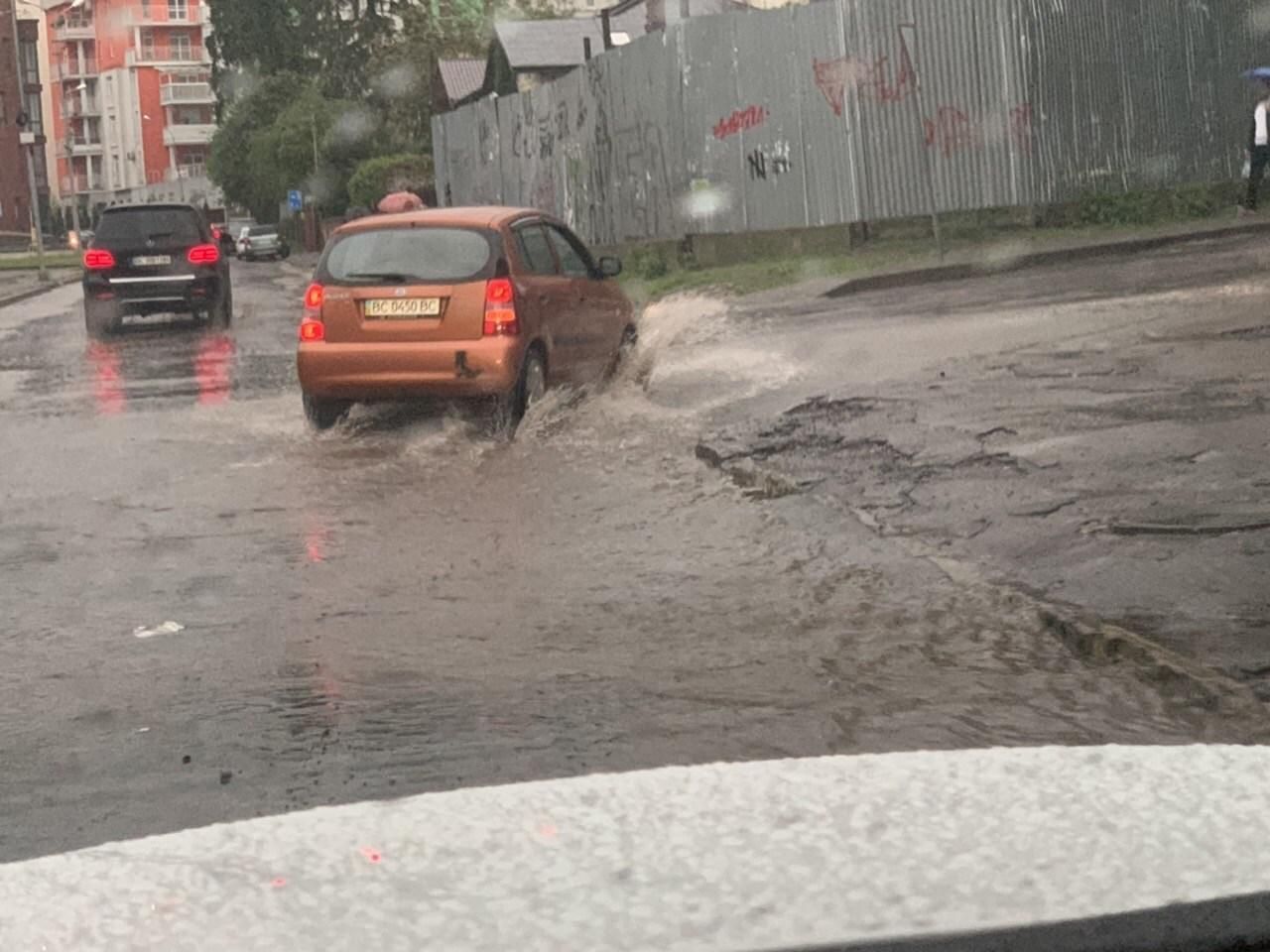 Дощ затопив вулиці Львова та області: фото, відео