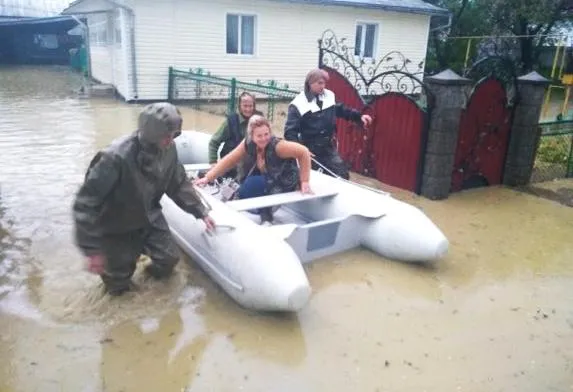 Негода Прикарпаття повінь затопило будинки дощ злива фото