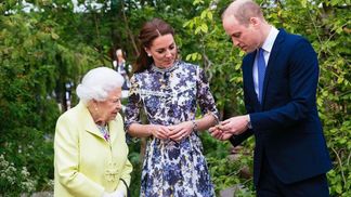 Кейт Міддлтон прогулялась по саду разом з королевою та принцом Вільямом: чарівні фото