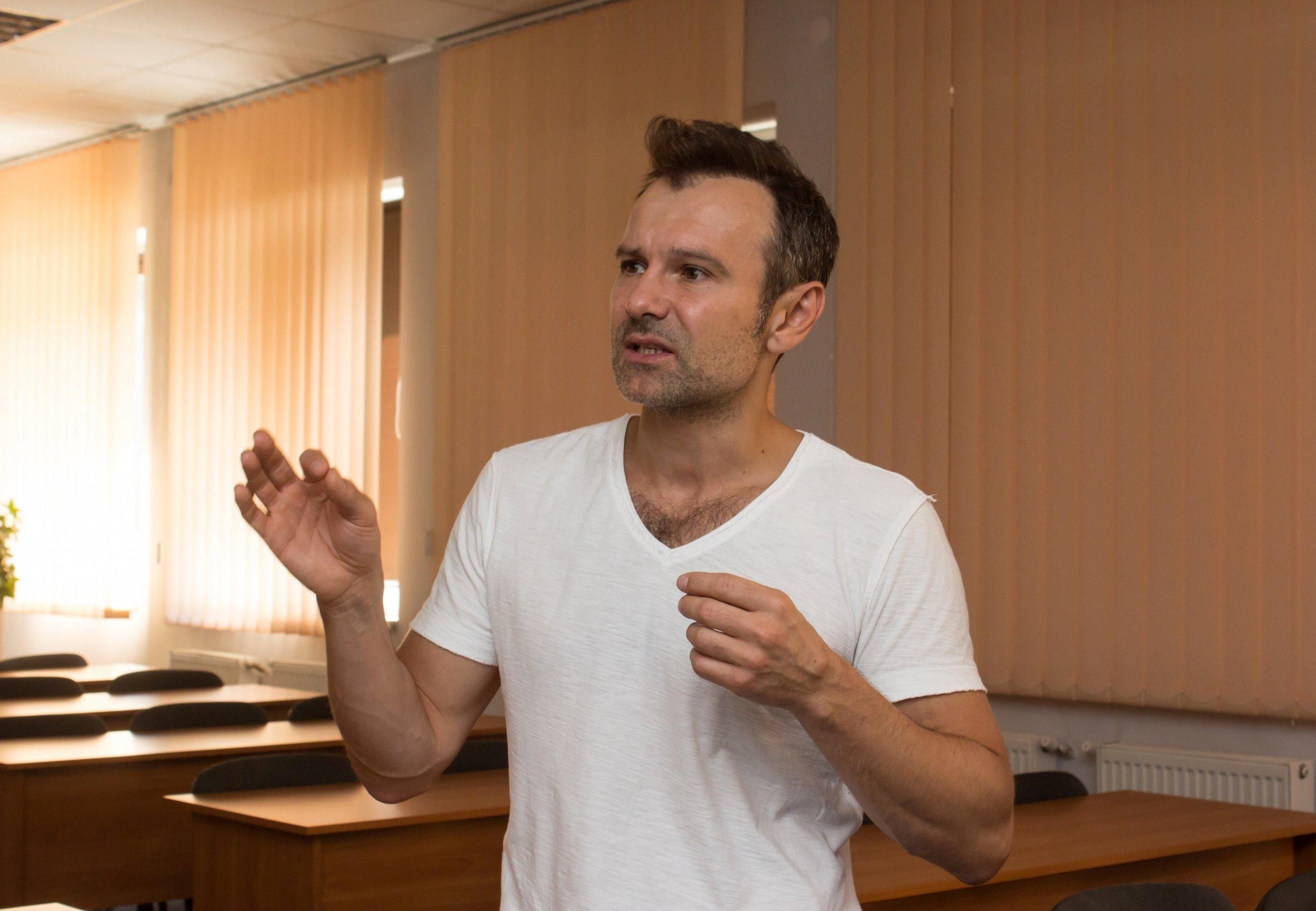 Міг змінити всю систему справедливості, – Вакарчук розповів про головну помилку Порошенка Міг змінити всю систему справедливості, – Вакарчук розповів про головну помилку Порошенка